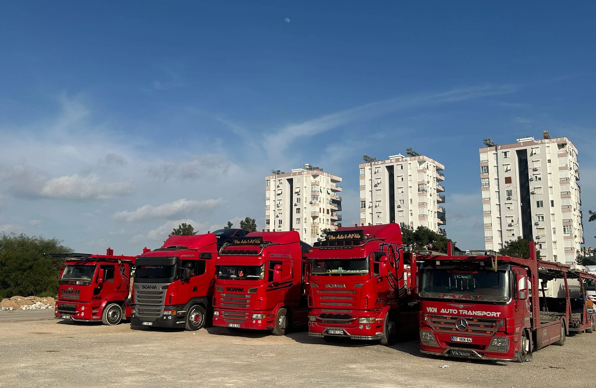 HK Yol Yardım araç taşıma filosu: kırmızı oto taşıyıcı çekici kamyonları